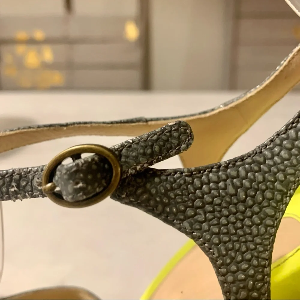 Joan & David Dadallina Gray Yellow Textured Leather T-Strap Peep Toe Sandal Sz 6